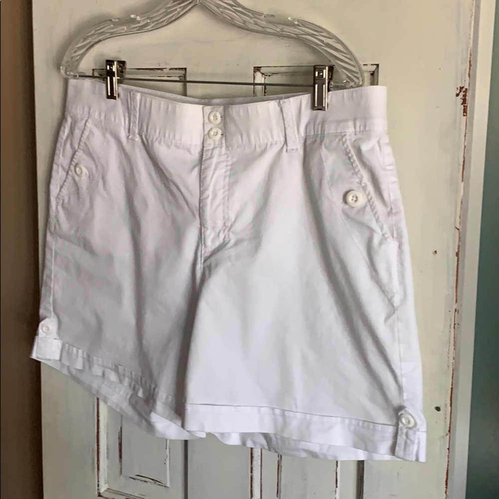 GLORIA VANDERBILT WHITE SHORTS